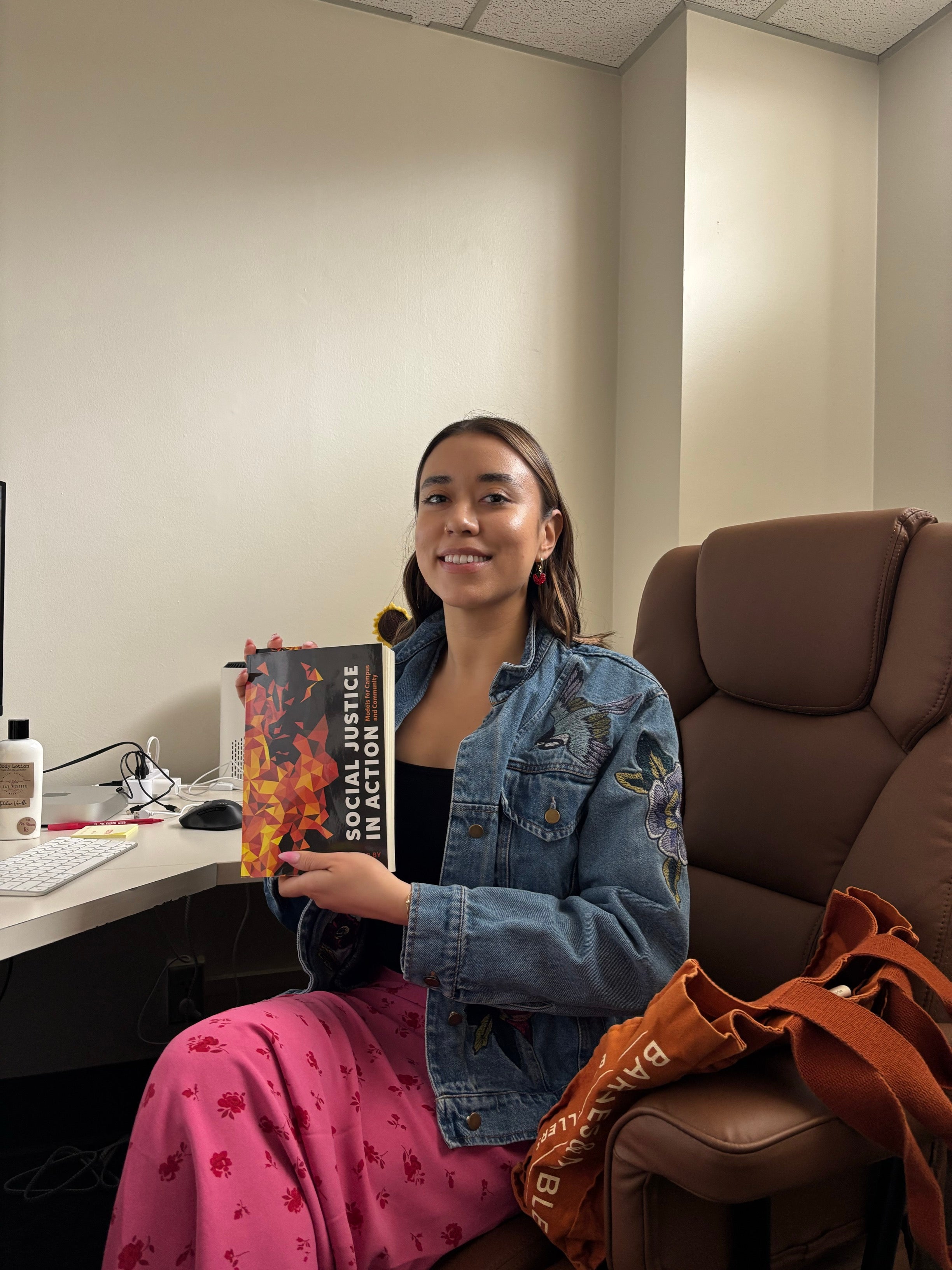 nayeli_reading_book